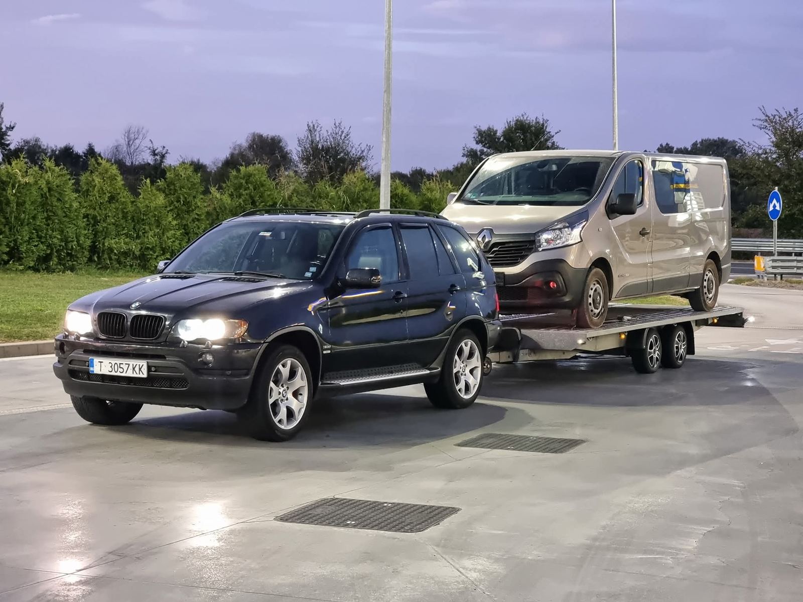 Renault Trafic on a flatbed trailer